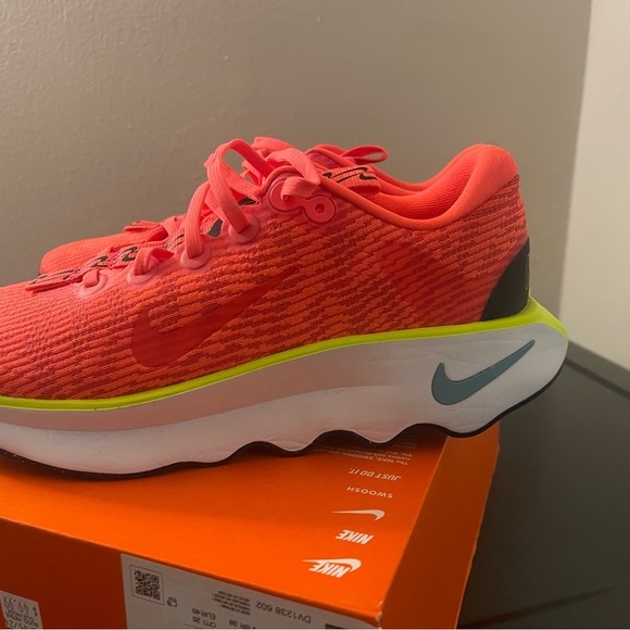 NEW Nike Motiva Red Ribbed Sneakers with Textured Design Size 8.5 - Picture 4 of 7